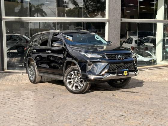 TOYOTA HILUX SW4 2.8 D-4D TURBO DIESEL SRX 7L 4X4 AUTOMÁTICO TOYOTA HILUX SW4 2.8 D-4D TURBO DIESEL SRX 7L 4X4 AUTOMÁTICO